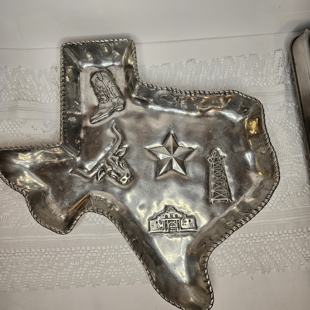 Add a touch of Texan charm to your next party with this 2003 Arthur Court tray